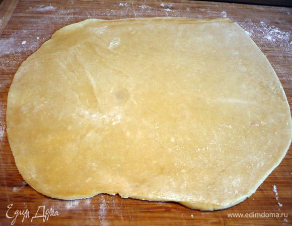 Снова раскатываем, водя скалкой вперед и назад. Так мы раскатываем тесто до необходимой ширины, ориентируемся по нашей форме. Снова поворачиваем тесто на 90 градусов.