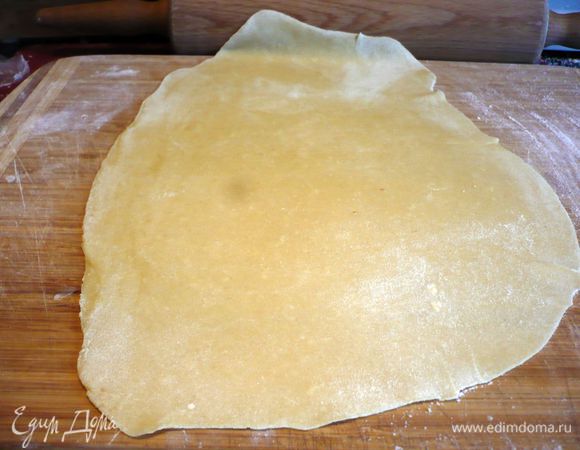 Активно работая скалкой, доводим лист лазаньи до необходимой длины. 