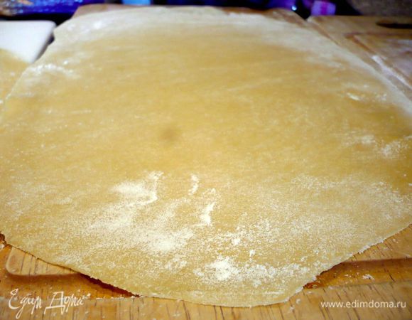 Каждый лист выкладываем на приспанную мукой поверхность. Даем листам подсохнуть. Тем временем занимаемся начинкой.