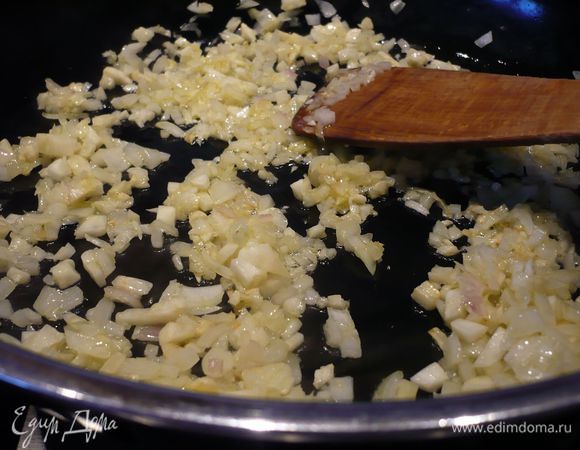 В сковороде разогреваем оливковое масло. Поджариваем лук, сельдерей и чеснок до прозрачности. Выкладываем фарш и жарим его до готовности. 