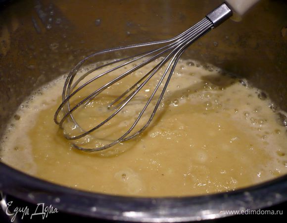 Для соуса разогреваем молоко. В сотейнике растапливаем сливочное масло. Засыпаем муку и перемешиваем до однородности, постоянно помешивая венчиком, вливаем горячее молоко.