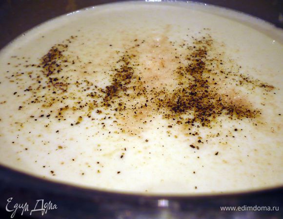 Перемешиваем и оставляем вариться несколько минут на слабом огне. Не забываем помешивать. 