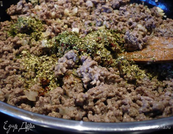 Добавляем в поджаренный фарш томатную пасту (не нашла ее в списке, нужно нам всего 2 ст.л.), соль, перец, орегано, петрушку и острый перец. Перемешиваем. Снимаем с огня.