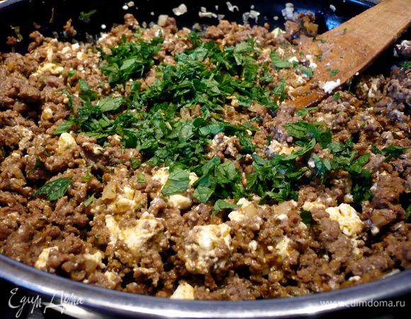 Листики мяты (2 веточки) рубим. Фету разминаем и выкладываем к фаршу, перемешиваем, добавляем мяту и снова перемешиваем. 