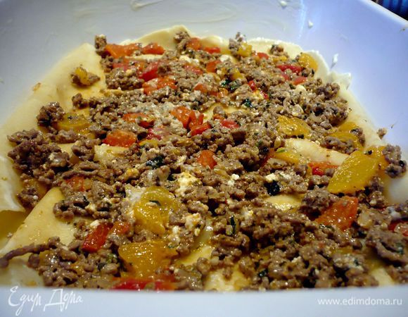 Сверху распределяем начинку, затем пару-тройку ложек соуса. Снова лист лазаньи, начинка и соус. Так повторяем, пока листы лазаньи и начинка не закончатся. 