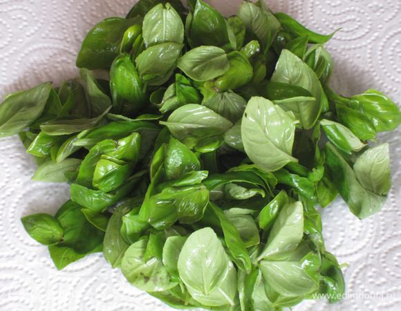 Базилик промыть и выложить на бумажное полотенце.