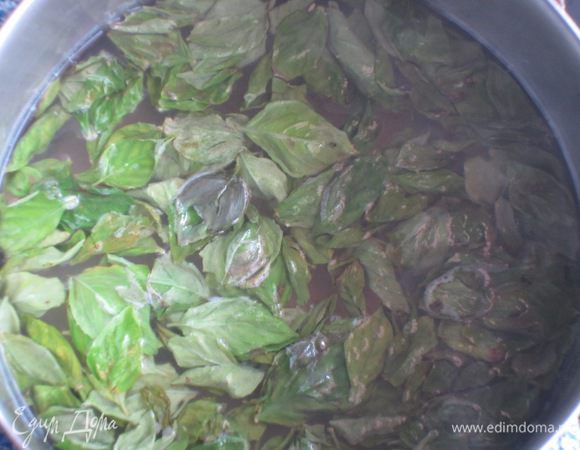 В кастрюлю насыпать сахар,залить водой и довести до кипения.Добавить базилик,лимонный сок,варить 30 секунд,затем снять с огня.