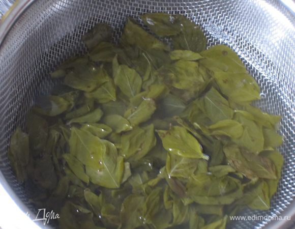 Процедить сироп через мелкое сито,влить молоко и хорошо перемешать.