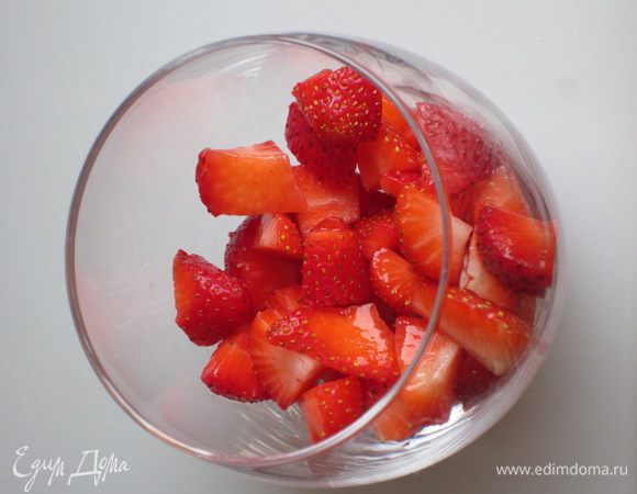 Клубнику мелко нарезать и разложить по бокалам.