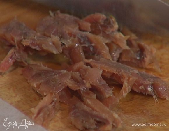 Анчоусы порезать.