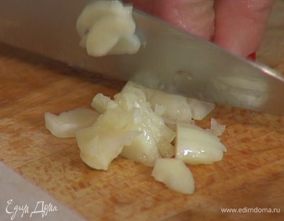 Чеснок почистить, раздавить плоской стороной ножа и измельчить.