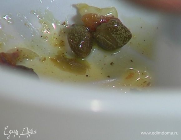 Каперсы, анчоусы и чеснок соединить в ступке, поперчить, влить оливковое масло и все растереть.