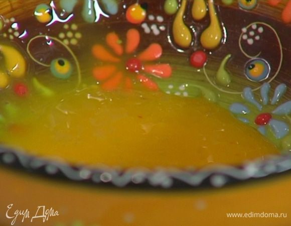 Желток слегка взбить вилкой.