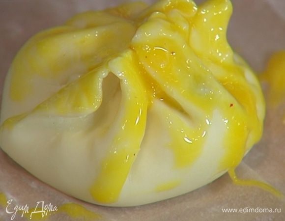 Соединить края теста в форме конвертика или пирожка и смазать желтком со всех сторон.