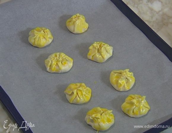 Противень выстелить бумагой для выпечки, выложить конвертики и выпекать в разогретой духовке 15 минут.