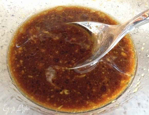 Смешать соевый соус, чеснок(измельченный), сахар, горчицу, соль, масло.