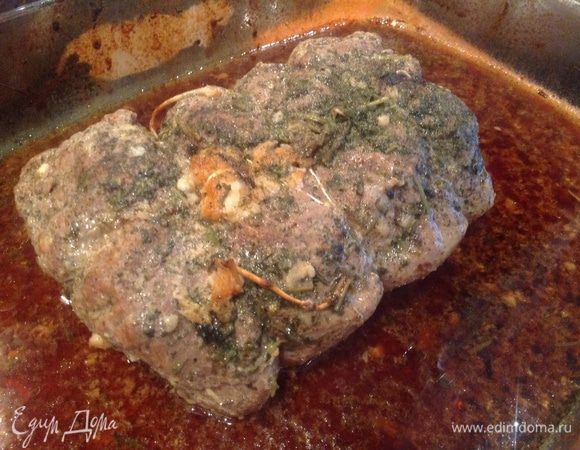 Духовку раз огреть до 200 градусов, отправить туда мясо на 15 минут. Через 15 минут перевернуть, полить собственным соком. температуру убавить до 180 и оставить еще на 30-40 минут.