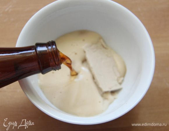 Развести дрожжи в пиве.