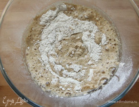 Добавить к жидкой смеси всю ржаную муку и 200г пшеничной. Замесить тесто (оно получается жидкое) и оставить на подъём на 2 часа, прикрыв ёмкость полотенцем или пищевой плёнкой.