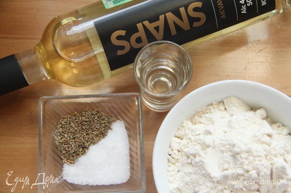 Добавить к жидкому тесту остальные ингредиенты: анисовку, соль, семена и пшеничную муку.