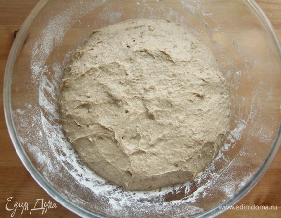 Замесить тесто и работать с ним минут 10, пока оно не станет мягким и не липким. Оставить на расстойку на 45 минут. Через 45 минут тесто обмять или сложить пополам и оставить ещё на 45 минут в тёплом месте.
