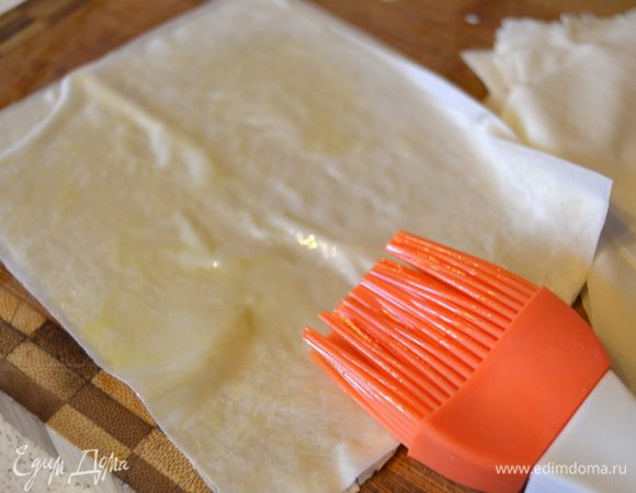 Для одной корзиночки используем 5-6 листочков.Каждый промазываем маслом и складываем один на другой.