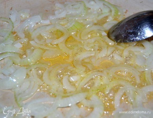 Лук нарезать полукольцами и обжарить на небольшом количестве масла,добавить мед и майоран.Готовить до карамелизации лука,постоянно помешивая.