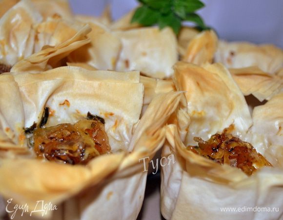 В готовые корзиночки выкладываем  лук и подаем угощение))