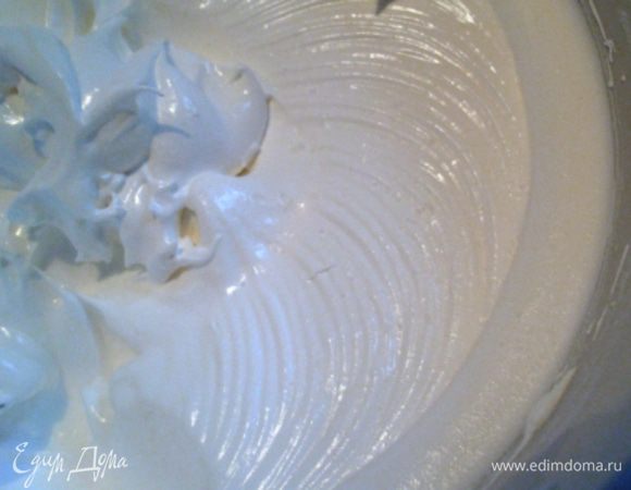 Белки взбить с щепоткой соли до плотных пиков, постепенно ввести сахарную пудру. 
