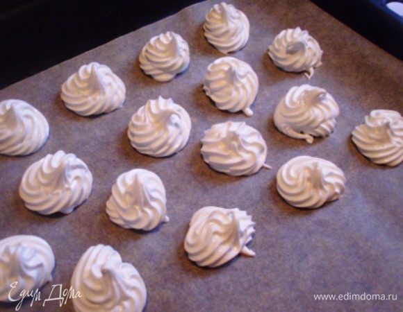 С помощью кондитерского  шприца отсадить на пергамент  маленькие  безешки  (около 30 штук). Из остальной массы отсадить широкие полоски  диаметром 1,5 см и длиной, на 1 см меньше, чем длина формы (у меня форма для кекса 30 * 10 см). 
