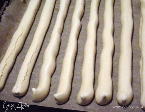 Сушить меренги  1,5 часа в  духовке с приоткрытой дверцей при 100С. Остудить в открытой выключенной духовке, затем аккуратно снять с пергамента (осторожно, у меня несколько палочек поломались).

