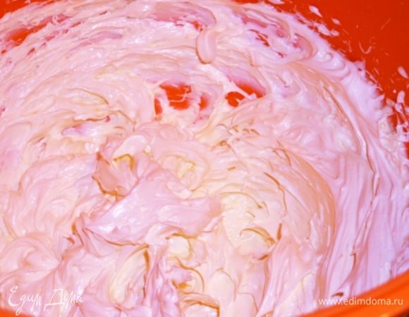 Сливочное масло взбить до получения светлой, пышной массы. Постепенно ввести сгущённое молоко, в конце добавить  2 ложки какао и ликёр. Все ингредиенты должны быть одинаковой температуры. 