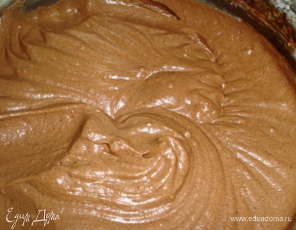 В отдельной чаше взбить сливки, осторожно ввести сахарную пудру и оставшийся какао. 
