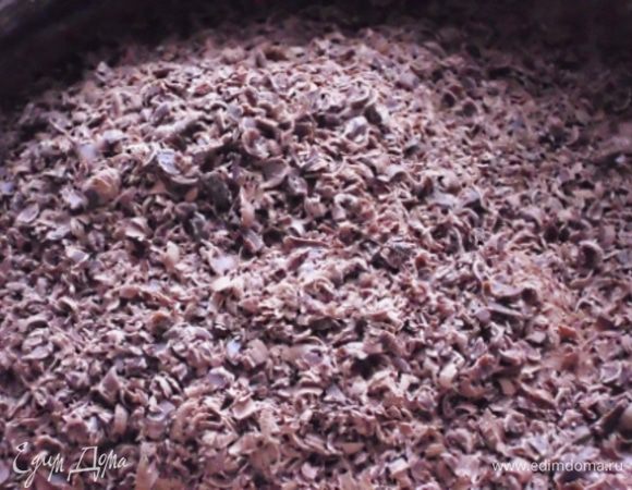 Натереть шоколад. Аккуратно соединить оба крема и шоколадную крошку. При желании, можно добавить молотый миндаль или фундук. 