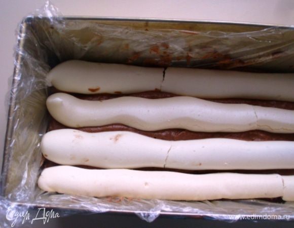 Далее чередовать крем и меренги, верхний слой-крем. 