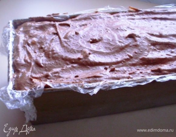 Закрыть плёнкой и как следует заморозить. 
