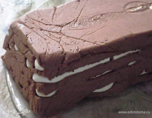 Торт аккуратно перевернуть на блюдо, снять плёнку и посыпать бока тертым шоколадом.
