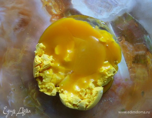 Добавляем 2 сырых желтка.
Если яйца лежали в холодильнике, то заранее их достать, чтобы они стали комнатной температуры.