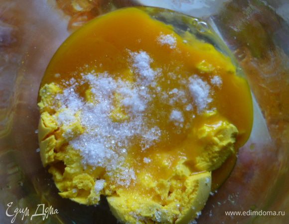 Добавляем соль и сахар. На этом этапе можно добавить горчицу по вкусу.
