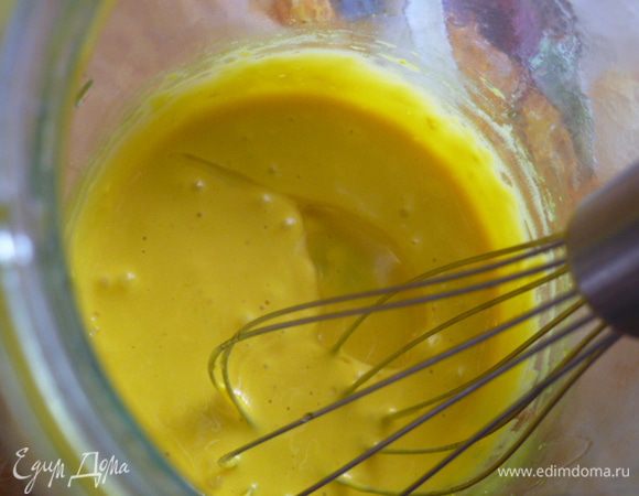 Затем добавляем растительное масло (можно оливковое). Сначала понемногу, буквально по половине чайной ложки, хорошо взбивая.