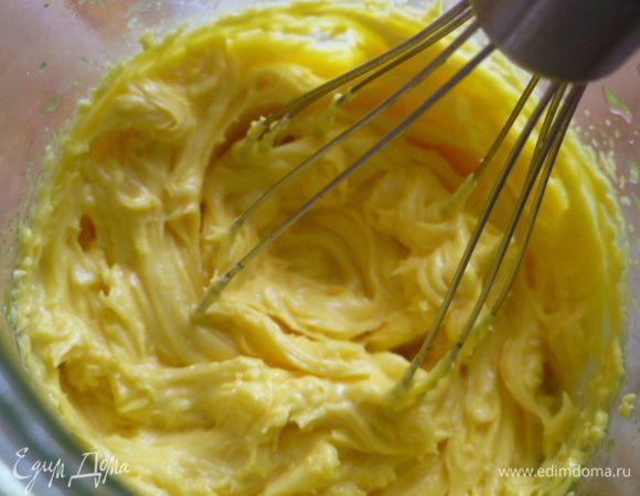 Я наливаю 1( 250 мл) стакан масла. Во первых, мой миксер не справляется с большим количеством масла, во- вторых, с нами ест ребенок, поэтому больше масла не нужно. Вы же можете брать до двух стаканов, это не принципиально...