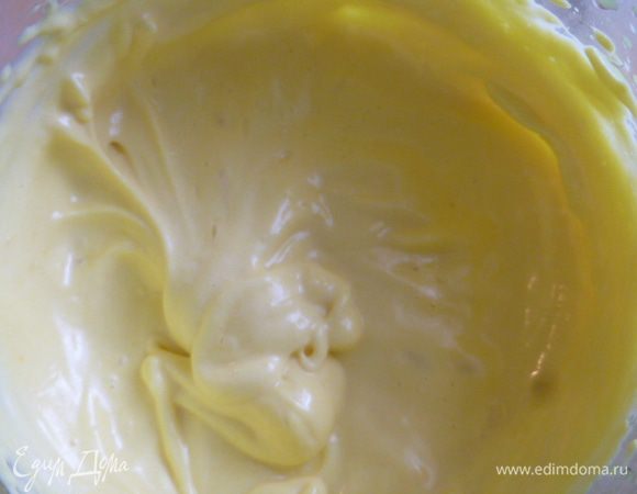 Воду добавляем понемногу, взбивая до нужной вам консистенции. Можно сделать гуще, можно сделать жиже...