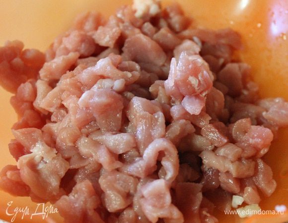 Мясо свинины порезать мелкими кубиками.