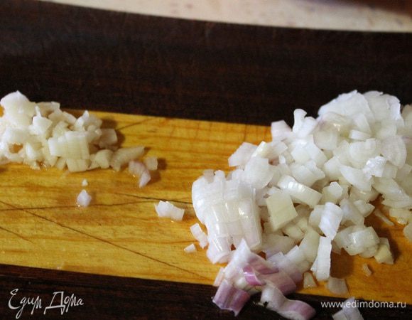 Чеснок и лук нарезать мелкими кубиками.