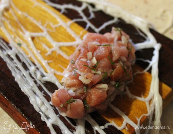 На рабочую поверхность выложить сетку, разровнять ее. Затем берем немного фарша и формируем продолговатую котлету, кладем ее на край сетки и сворачиваем конвертиком.