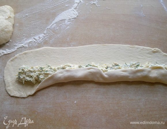 На тесте останавливаться не буду, я взяла его на нашем сайте http://www.edimdoma.ru/retsepty/60197-hrustyaschiy-gollandskiy-tigrovyy-hleb, это тесто я знаю - уже готовила по этому рецепту. 
Я тесто сделала на пол порции, этого вполне хватило на приготовленную начинку. Да, и хорошая *спираль* получилась.
Хотя, как сказать, пирог моими домочадцами был проглочен горячим на ужин, а я планировала его еще и утром холодным попробовать. В Греции такие пироги (там правда тесто слоеное) утром едят горячими, а вечером - холодными, и это очень вкусно. 