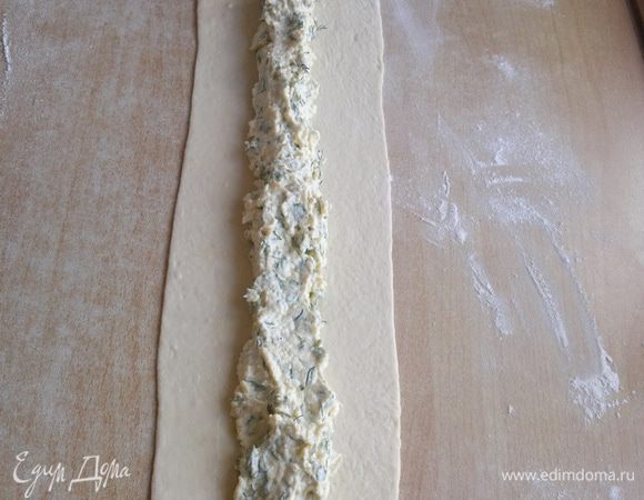 Делим на две части наше тесто, чтобы удобнее было из него сделать два рулетика, а затем соединить.
Раскатали вот в такой пласт, положили начинку