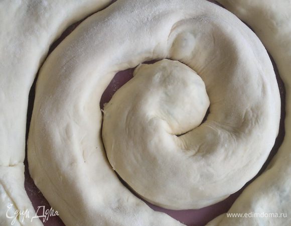 Уложили последовательно оба рулета спиралью сразу на листе, на котором он будет выпекаться. Я положила  силиконовый  коврик на лист, потому ничем не смазывала поверхность под рулетом, а вы смотрите сами. Да, рулет закручивала не плотно, с учетом подъема дрожжевого теста.
Ставим лист в духовой шкаф на 30 - 40 минут, температура 175*С.
Забыла сказать, перед отправкой рулета в духовку - густо его протыкала.