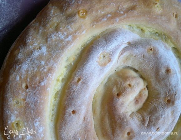 Вот такой симпатичный и ароматный он получился. Я бы еще смазала его сверху яичной болтушкой, но элиника ( так моя сестра, прожившая в Греции более 15 лет, объяснила - греки называют себя, и они употребляют чаще слово Эллада, чем Греция), едят его не смазывая ничем. Вот такие у них традиции.