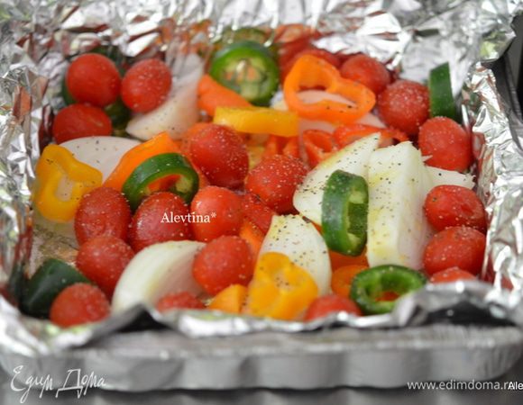 Приготовить в духовке картофель мелкий. На противень или жаропрочное блюдо выложить овощи, посолить и поперчить по вкусу. Сбрызнуть оливковым маслои поставить в духовку режим бройл или до 200 гр. на 12-15 мин. 
